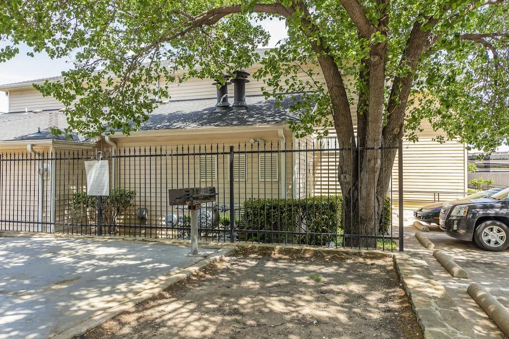 Hometowne Studios By Red Roof Dallas - North Addison - Tollway Bagian luar foto